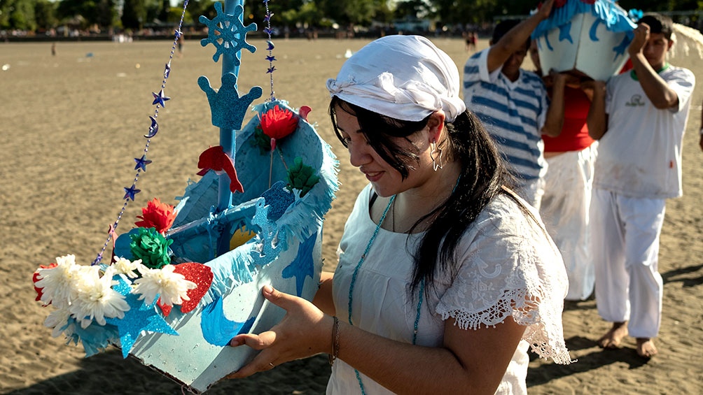 Tambin estarn los nios bajo el al manto protector los tamboreros de batuque y la bandera de la Diversidad escoltada por organizaciones de LGBTIQ y derechos humanos de Mar del Plata