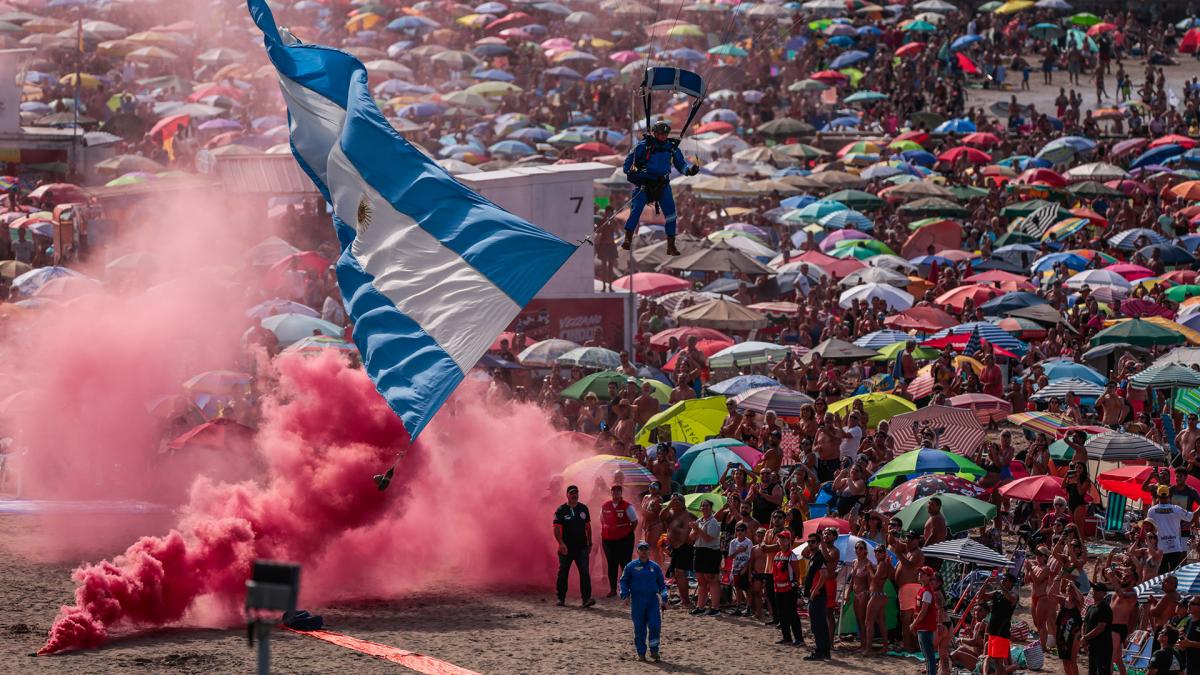 Miles de personas disfrutaron de una muestra de paracaidistas que llen de color las playas marplatenses Foto Diego Izquierdo