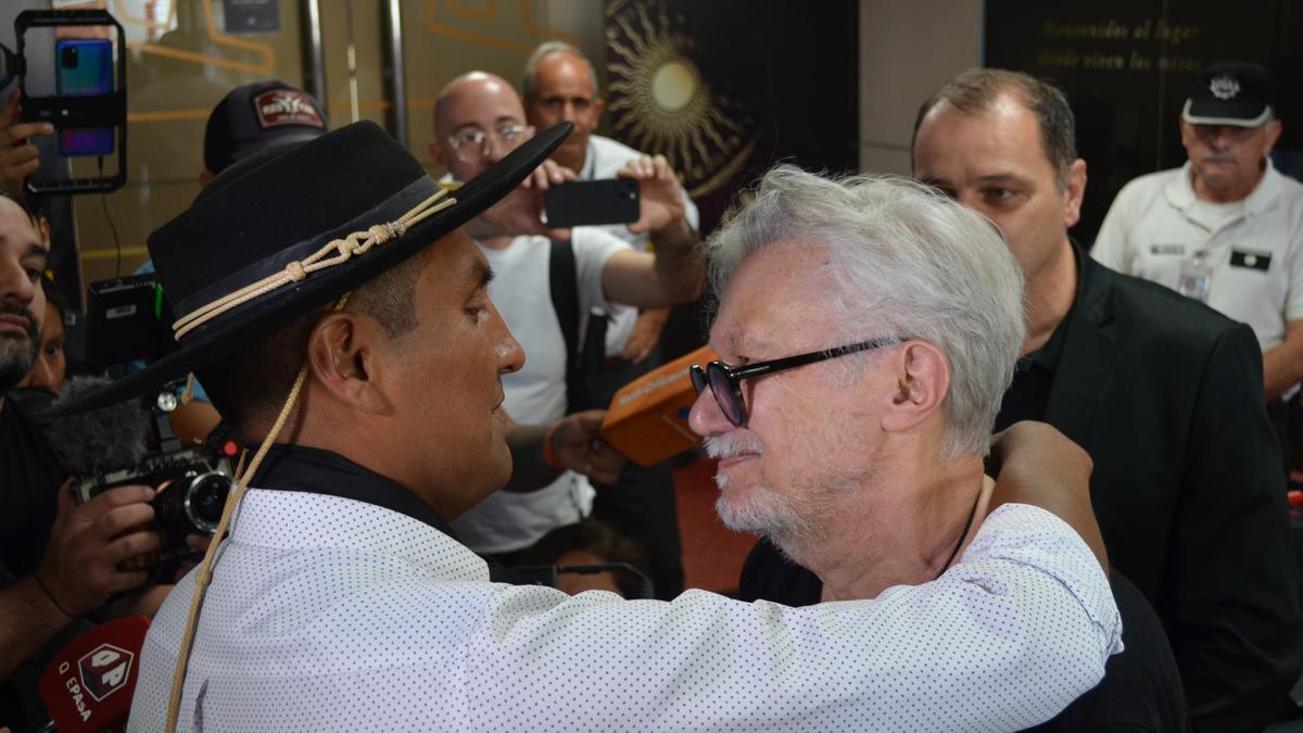 Emotivo abrazo entre Jean Michel Bouvier y Clemente Vera en Salta Foto Corn Engue